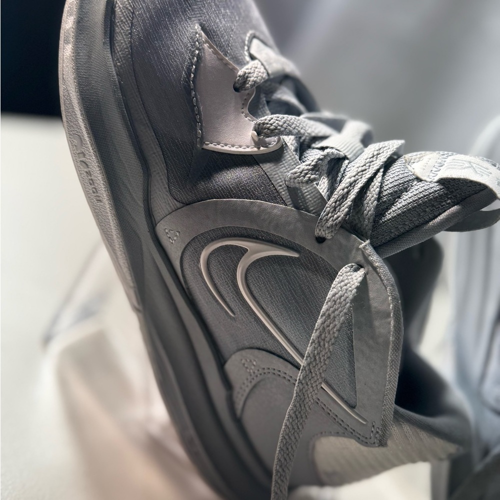 👟 Nike Kyrie Basketball Shoes – Gray

Men’s Size: US 5.5 - Picture 2 of 13